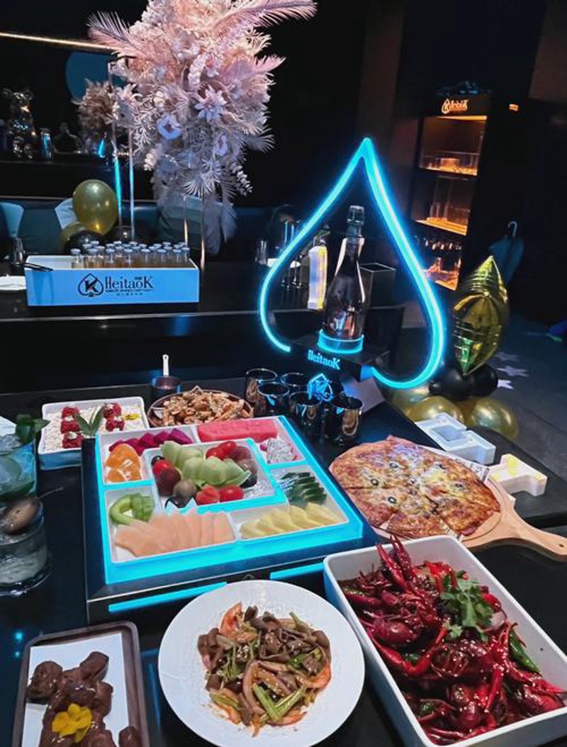 如何为朋友打造难忘的生日聚会包房体验？